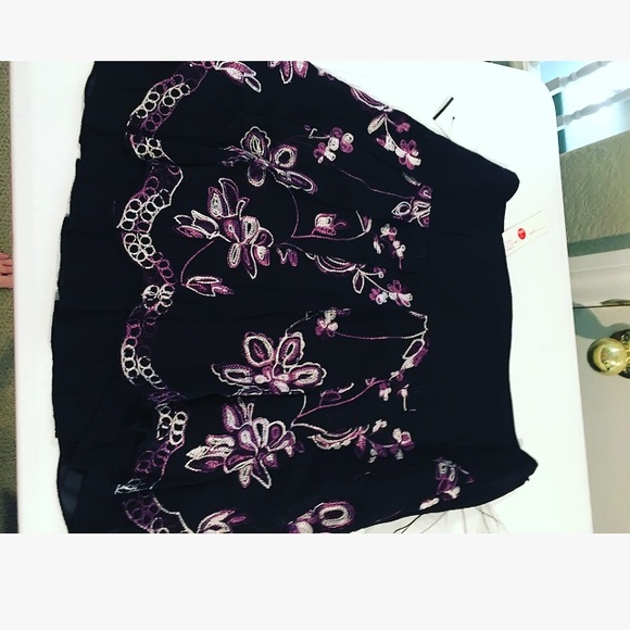 NWT🌸Mingle Pleated Black Skirt W/Embriodery Small - Picture 6 of 8